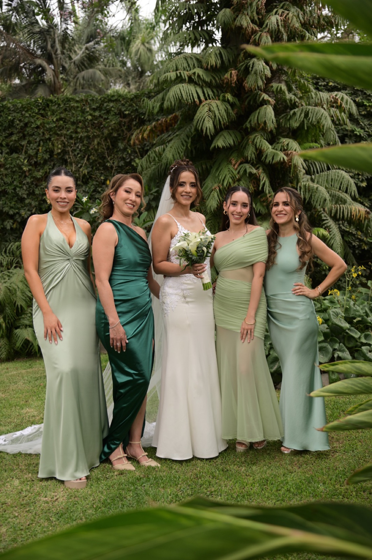 Novia con damas de honor maquilladas por Sthefy Maquilla