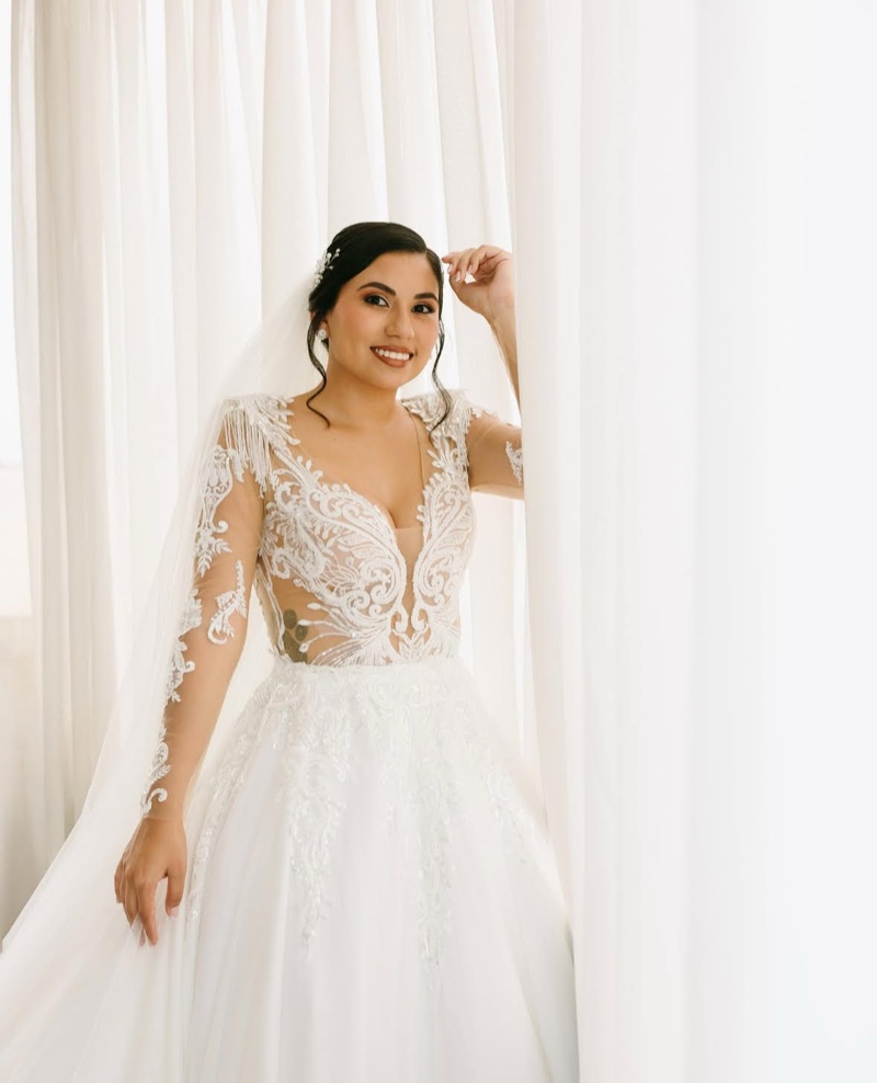 Novia con maquillaje de piel blindada junto a la ventana, maquillada por Sthefy Maquilla
