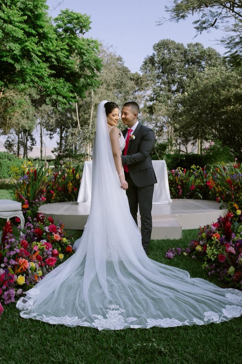 Novia en una boda en jardín al aire libre con el maquillaje intacto