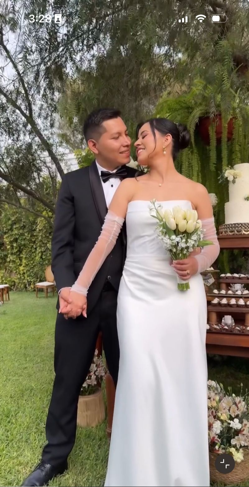 Novios abrazados al aire libre el día de su boda, con la novia maquillada por Sthefy Maquilla