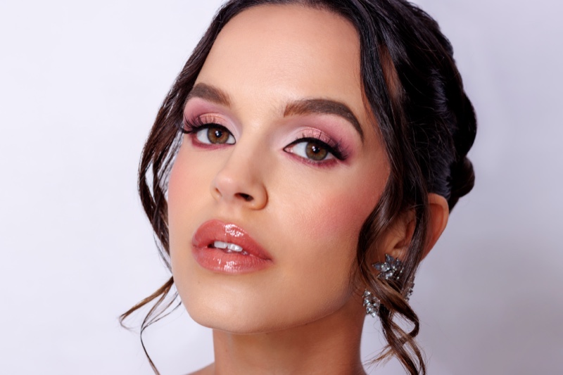 Maquillaje social glam con sombras rosadas y labios nude