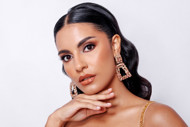 Maquillaje para evento con ojos en tonos dorados y piel luminosa