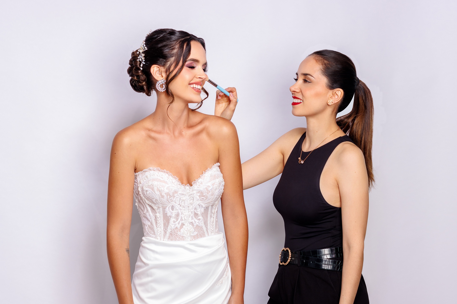 Sthefy maquillando a novia el día de su boda