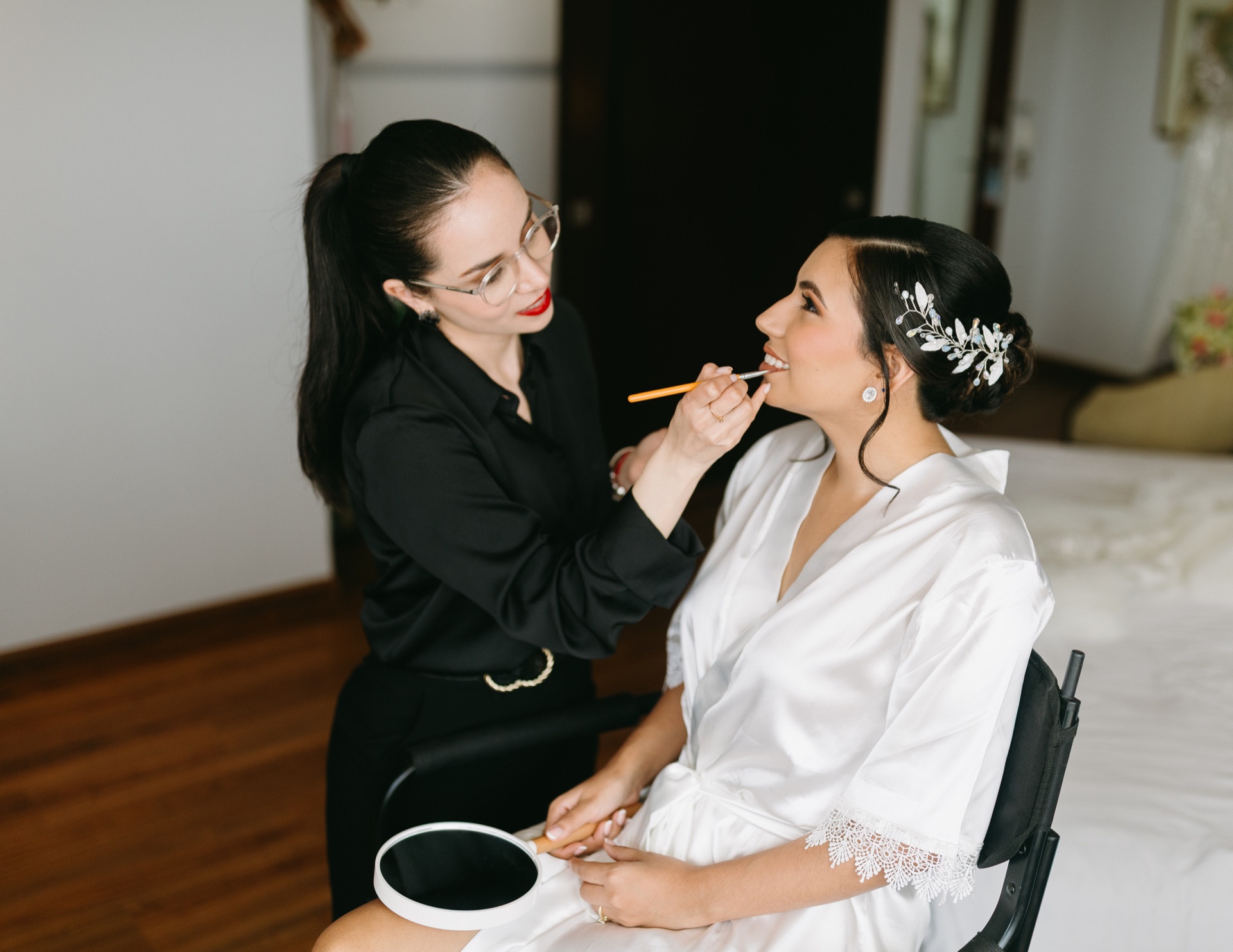 Sthefy maquillando a novia en su preparación