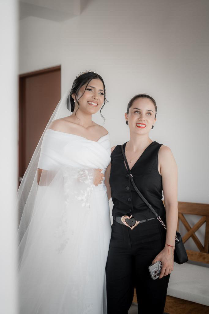 Sthefy junto a una novia ya maquillada y peinada, lista para la ceremonia