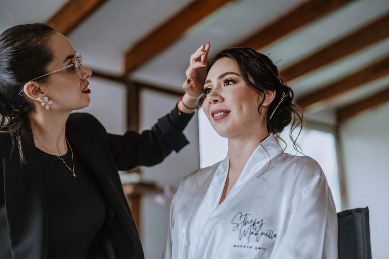 Sthefy Maquilla preparando a novia el día de su boda