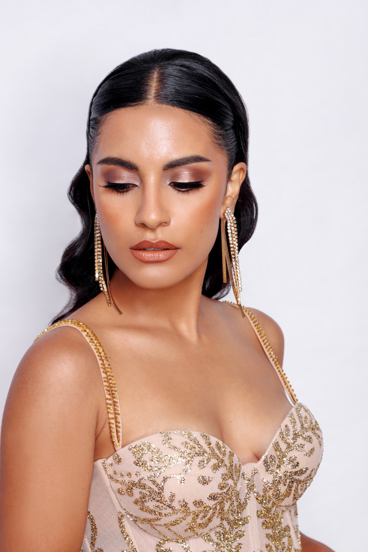 Maquillaje social en piel joven con delineado suave y peinado de ondas